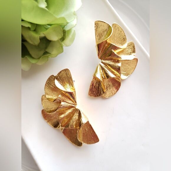 New! Zara Fan Earrings - Picture 1 of 15